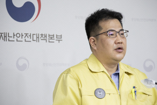 손영래 중앙사고수습본부 사회전략반장이 19일 코로나19 중앙재난안전대책본부 비대면 정례브리핑에서 발표하고 있다. <보건복지부 제공>